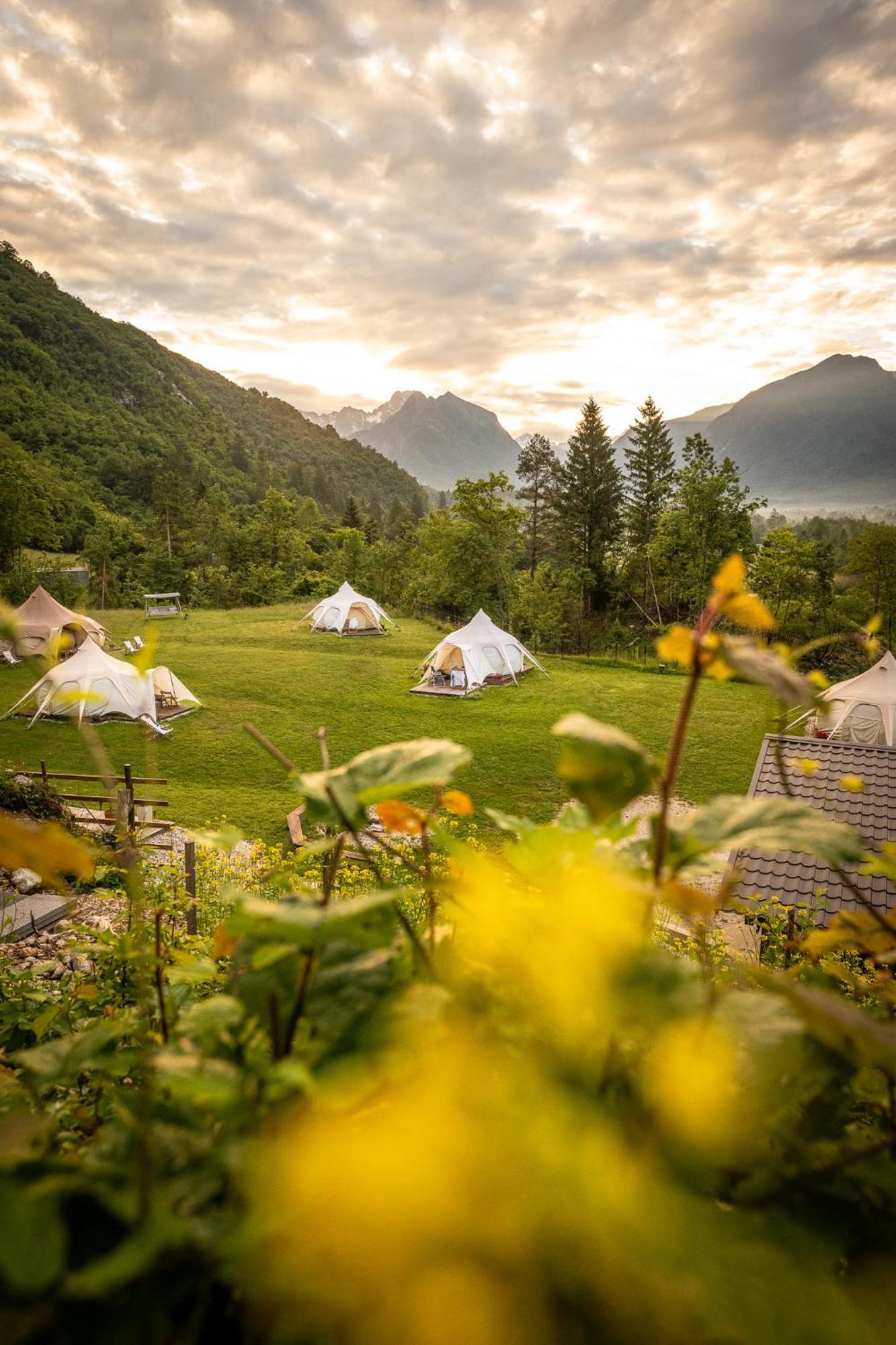 Готель Glamping Gozdna Jasa Бовец Екстер'єр фото
