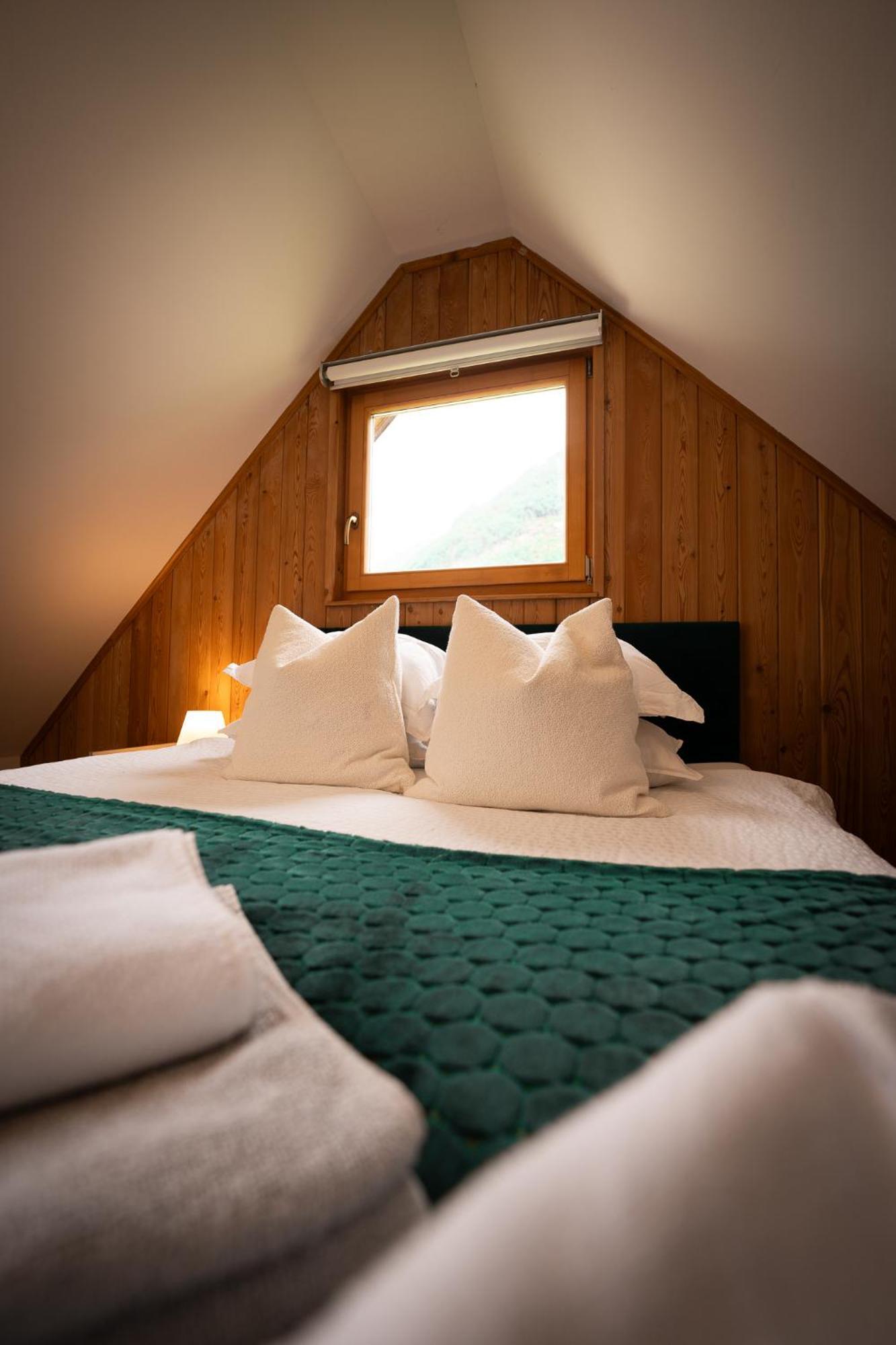 Готель Glamping Gozdna Jasa Бовец Екстер'єр фото